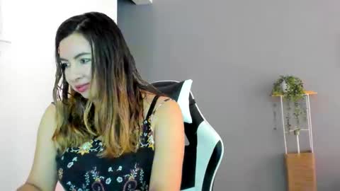 Lara online show from 05/30/26, 07:44