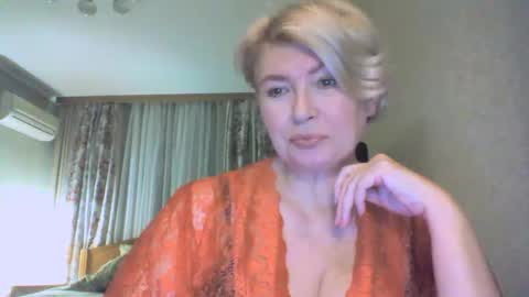 Snapshot of laramrs chatting on 10/20/25, 05:02 laramrs online show from 10/20/25, 05:02