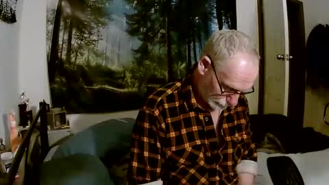 Snapshot of larbie chatting on 10/21/25, 10:49 Larbie online show from 10/21/25, 10:49