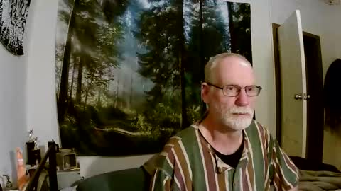 Snapshot of larbie chatting on 10/22/25, 10:37 Larbie online show from 10/22/25, 10:37