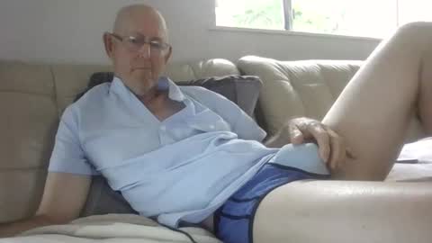 Snapshot of largerthan chatting on 01/12/26, 02:06 largerthan- say hi on entry online show from 01/12/26, 02:06