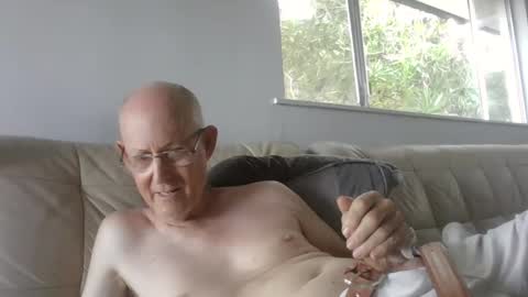 Snapshot of largerthan chatting on 03/16/26, 02:39 largerthan- say hi on entry online show from 03/16/26, 02:39