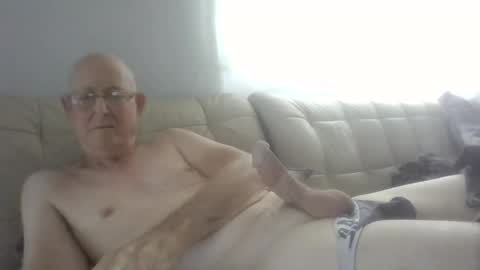 Snapshot of largerthan chatting on 05/22/26, 03:57 largerthan- say hi on entry online show from 05/22/26, 03:57