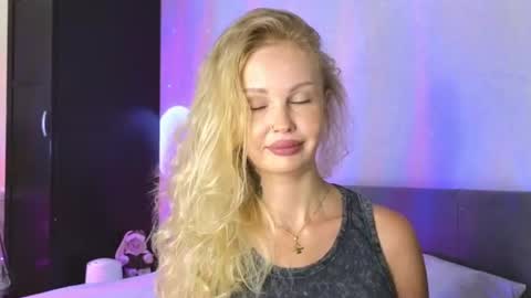 Snapshot of larine_morgan chatting on 07/12/26, 04:25 LarineGMT7 UTC6 online show from 07/12/26, 04:25