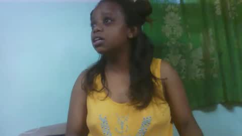 Snapshot of larissa645771 chatting on 12/18/25, 12:00 larissa645771 online show from 12/18/25, 12:00