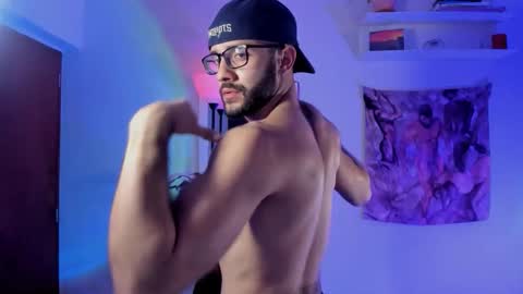 Snapshot of larry_stewart chatting on 12/21/25, 01:40 larry_stewart online show from 12/21/25, 01:40