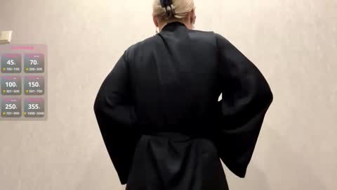 Snapshot of laruebaral chatting on 03/06/26, 09:11 Betty online show from 03/06/26, 09:11