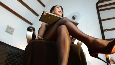 Laryssa online show from 09/15/25, 01:33