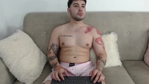 Snapshot of latam_ chatting on 01/11/26, 11:43 YOUR BABY online show from 01/11/26, 11:43