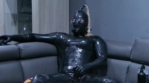 Snapshot of latexboy1986 chatting on 02/08/25, 06:55 latex boy 38 online show from 02/08/25, 06:55