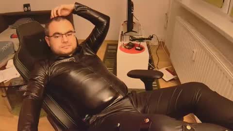 Snapshot of latexboy893 chatting on 11/26/25, 12:00 latexboy893 online show from 11/26/25, 12:00