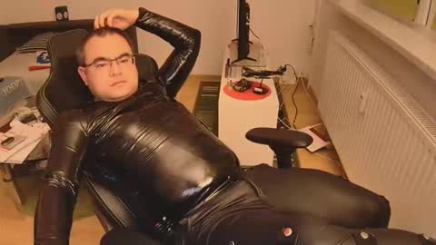 Snapshot of latexboy893 chatting on 12/01/25, 12:26 latexboy893 online show from 12/01/25, 12:26