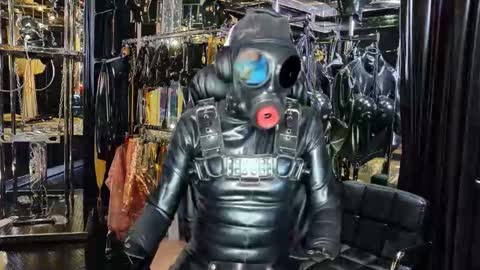 latexlover202 online show from 11/17/25, 08:58