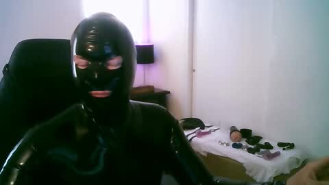 Snapshot of latexminheadroom chatting on 12/21/25, 08:27 latexminheadroom online show from 12/21/25, 08:27