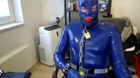 Snapshot of latexslaafboy2 chatting on 10/16/25, 07:09 latexslaafboy online show from 10/16/25, 07:09
