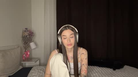 Snapshot of latiaburtenshaw chatting on 04/01/26, 05:32 Liza online show from 04/01/26, 05:32