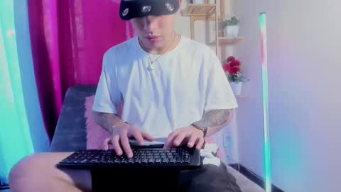 Snapshot of latiin_boy21 chatting on 11/08/25, 05:34 latiin_boy21 online show from 11/08/25, 05:34