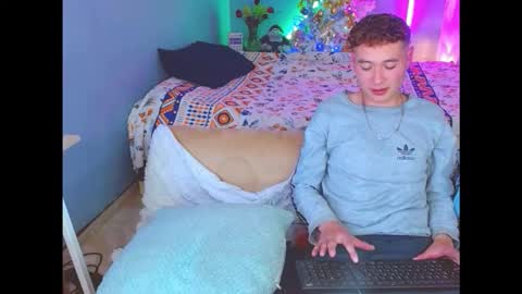 Snapshot of latin_boysxxx_ chatting on 11/29/25, 03:31 latin_boysxxx_ online show from 11/29/25, 03:31