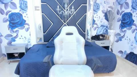 Snapshot of latinaholequeen chatting on 09/22/25, 02:30 EMMA online show from 09/22/25, 02:30