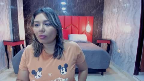 Snapshot of latinaholequeen chatting on 11/17/25, 02:34 EMMA online show from 11/17/25, 02:34