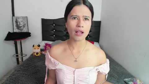 Snapshot of latinaqueen023 chatting on 04/11/26, 02:21 Luna online show from 04/11/26, 02:21