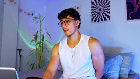 Snapshot of latinguyxl chatting on 09/18/25, 12:23 Logan online show from 09/18/25, 12:23