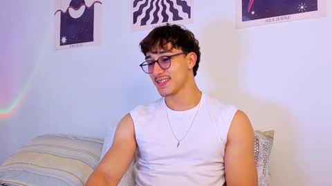 Snapshot of latinguyxl chatting on 09/24/25, 08:23 Logan online show from 09/24/25, 08:23