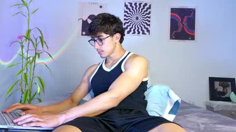 Snapshot of latinguyxl chatting on 10/16/25, 12:33 Logan online show from 10/16/25, 12:33