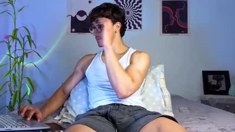 Snapshot of latinguyxl chatting on 10/22/25, 01:28 Logan online show from 10/22/25, 01:28