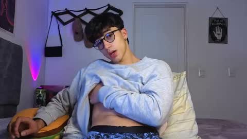 Snapshot of latinguyxl chatting on 01/09/26, 03:31 Logan online show from 01/09/26, 03:31