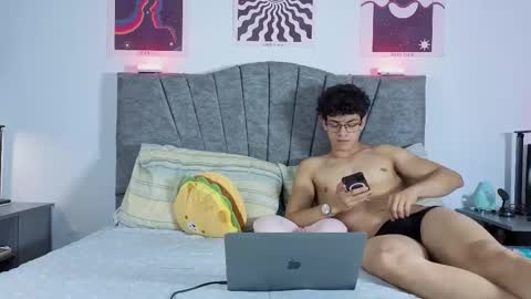 Snapshot of latinguyxl chatting on 03/07/26, 03:36 Logan online show from 03/07/26, 03:36