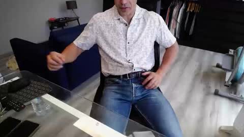 Snapshot of latino23bom chatting on 10/16/25, 11:00 sam online show from 10/16/25, 11:00