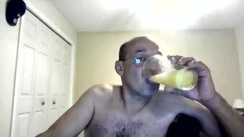 Snapshot of latinoinfla chatting on 10/21/25, 02:01 latinoinfla online show from 10/21/25, 02:01