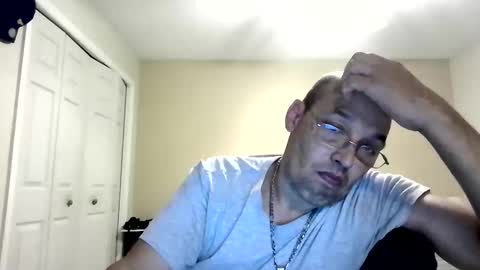 Snapshot of latinoinfla chatting on 04/19/26, 12:43 latinoinfla online show from 04/19/26, 12:43