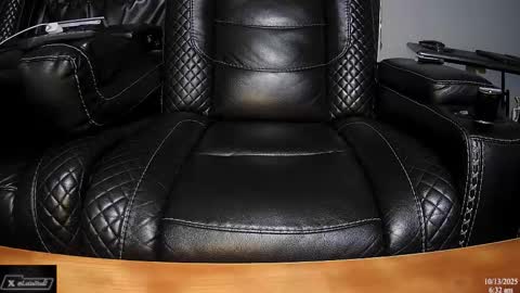 Snapshot of latinstud7 chatting on 10/13/25, 11:32 Nico online show from 10/13/25, 11:32