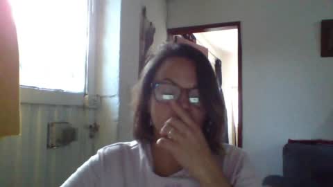 Snapshot of lau16310 chatting on 06/14/26, 09:06 Laura online show from 06/14/26, 09:06