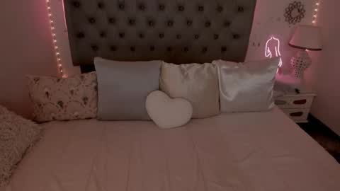 Snapshot of lau_123x chatting on 11/21/25, 07:40 Laura online show from 11/21/25, 07:40