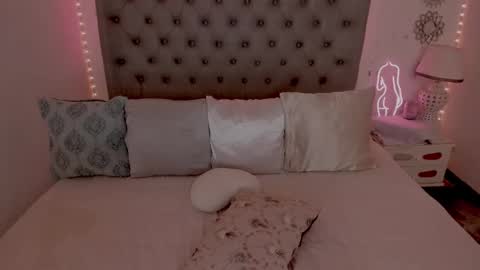 Snapshot of lau_123x chatting on 01/17/26, 05:01 Laura online show from 01/17/26, 05:01