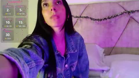 Snapshot of laugreen chatting on 09/11/25, 02:11 Laura online show from 09/11/25, 02:11