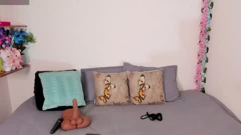 laura1__ online show from 05/04/26, 11:23