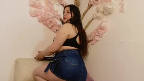 Snapshot of laura__castillo_ chatting on 05/07/26, 01:16 online show from 05/07/26, 01:16