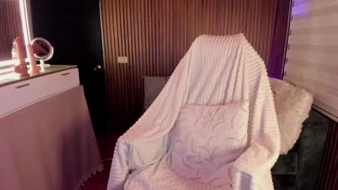 Snapshot of laura__cruz chatting on 02/15/26, 04:31 laura cruz online show from 02/15/26, 04:31