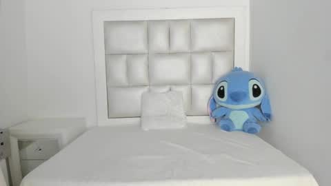 laura__js_ online show from 11/04/25, 04:11