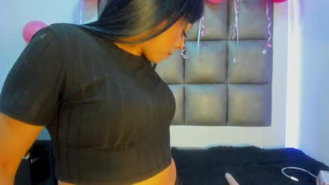 laura__js_ online show from 11/05/25, 04:51