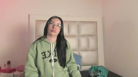 laura__js_ online show from 11/19/25, 04:23