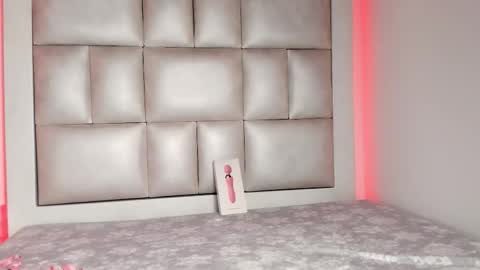 laura__js_ online show from 11/28/25, 06:16