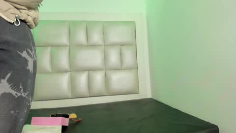 laura__js_ online show from 12/01/25, 04:17