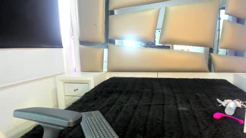 laura__js_ online show from 12/02/25, 04:35