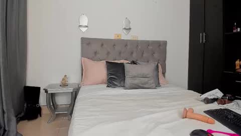   online show from 11/01/25, 02:19