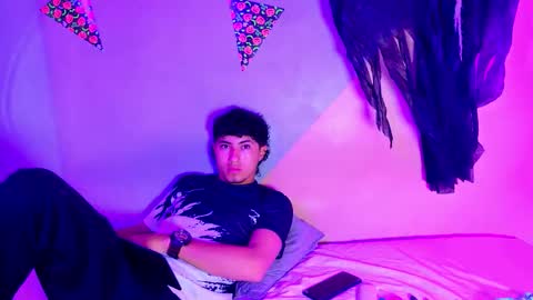 Snapshot of laura_and_kevin chatting on 10/28/25, 01:36 laura_and_kevin online show from 10/28/25, 01:36